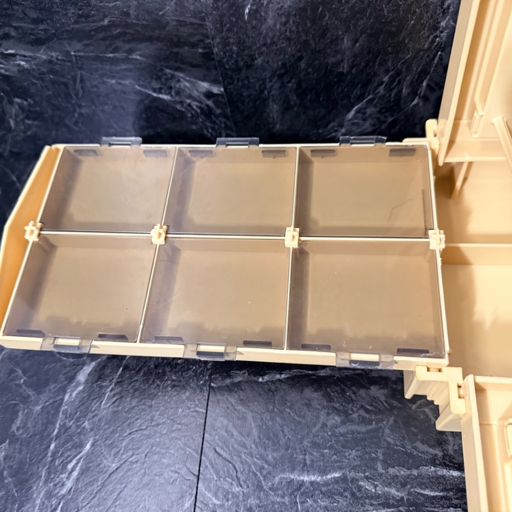 1983 WORLD WIDE MEDIA Folding Plastic Sewing Box w/Thread Spools - Picture 6 of 16